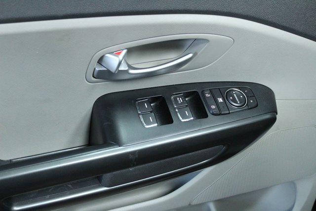 Used 2018 Kia Sedona L image 11