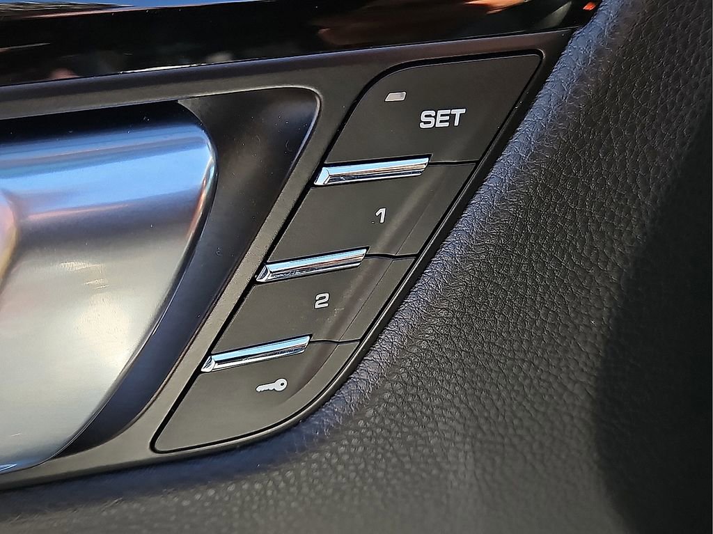Used 2023 Porsche Macan image 12