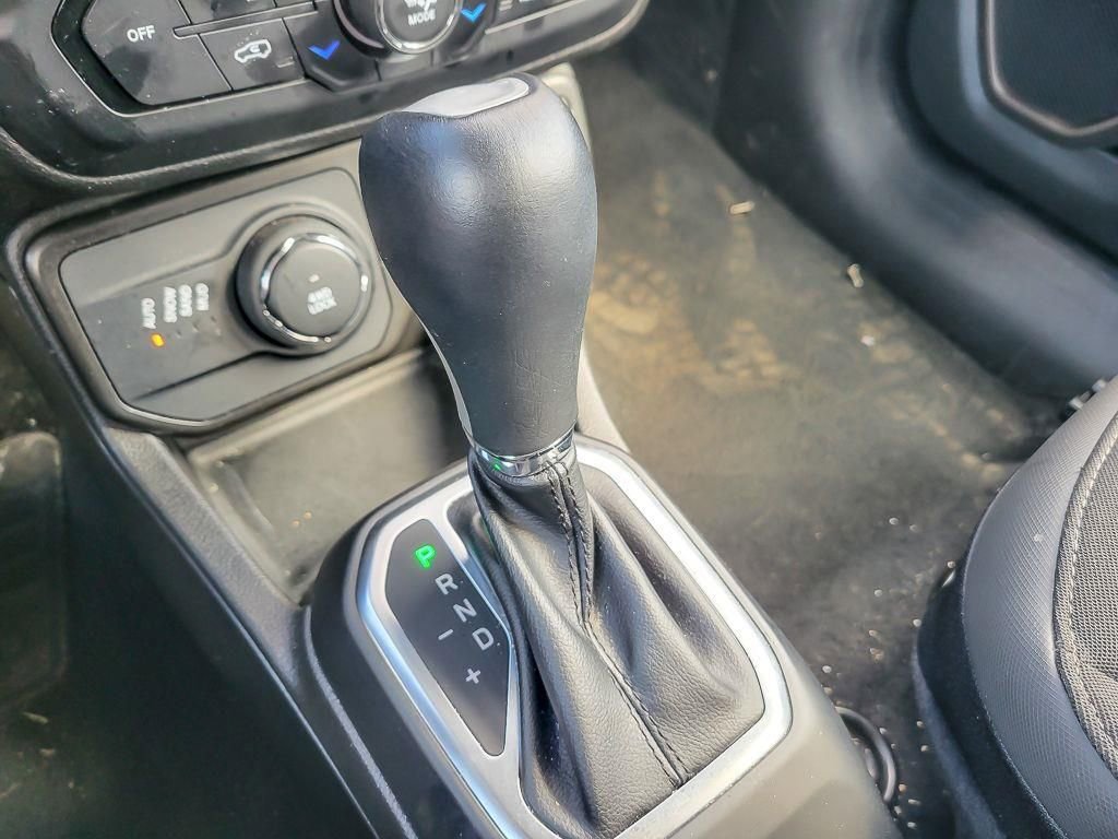 Used 2023 Jeep Renegade Latitude AWD/4WD image 18