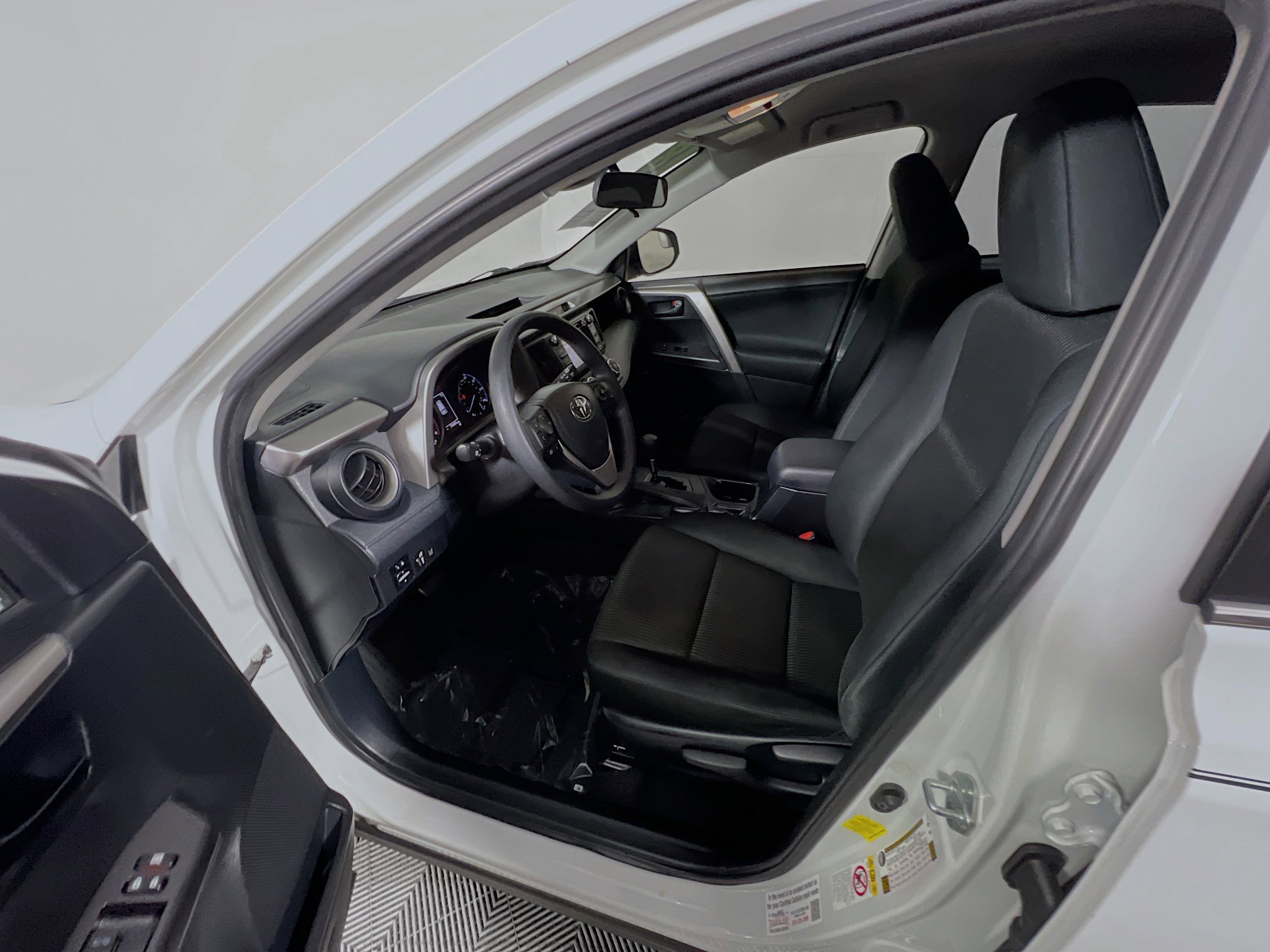 Used 2018 Toyota RAV4 LE FWD image 15