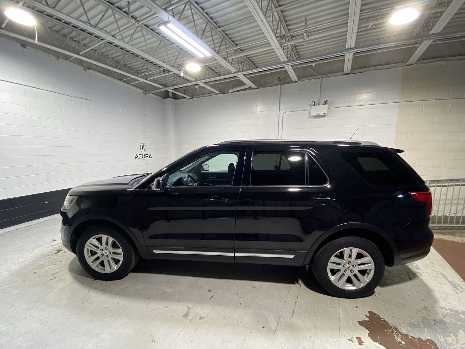 Used 2019 Ford Explorer XLT w/ Equipment Group 201A AWD/4WD image 3