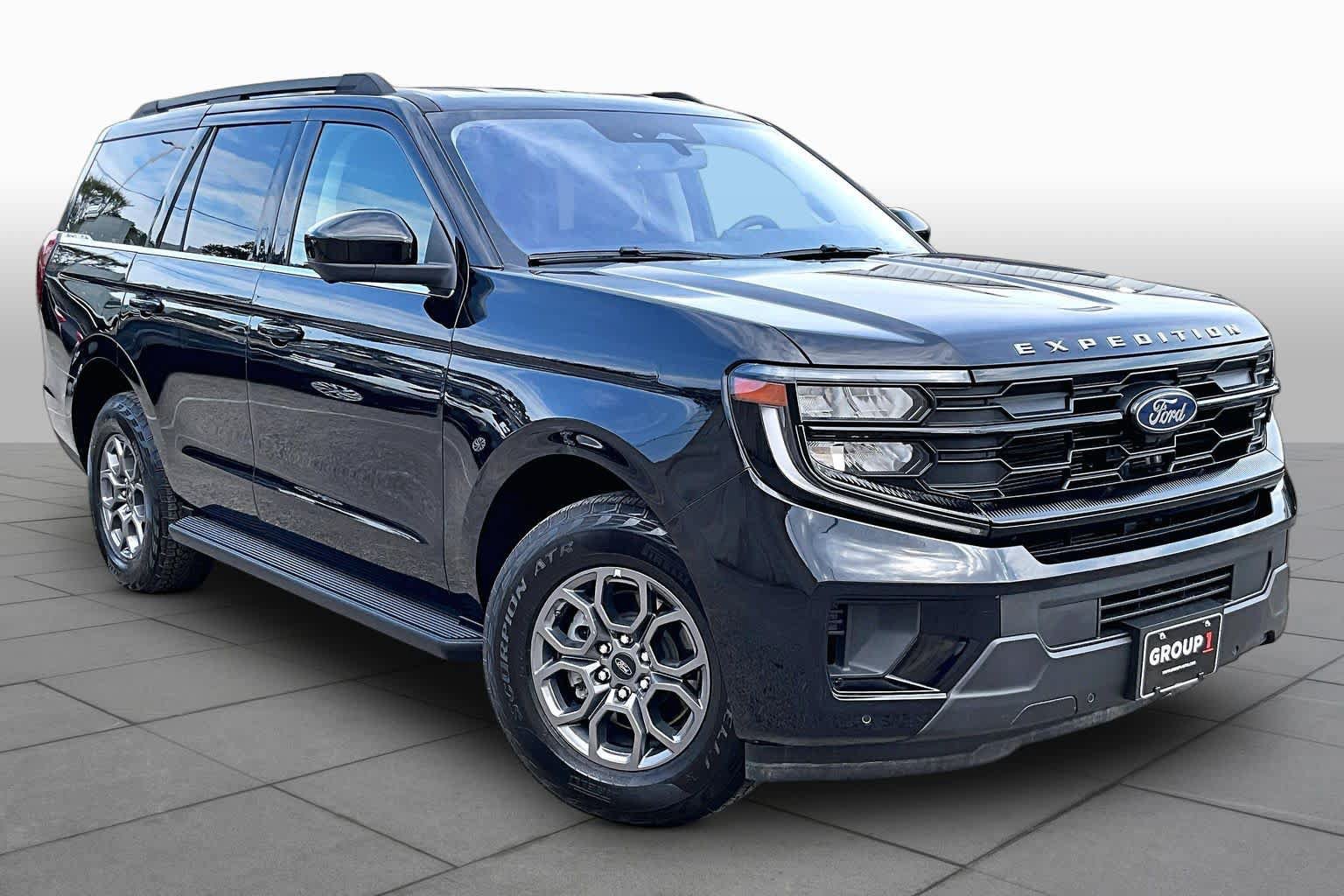 Used 2025 Ford Expedition Active RWD image 3