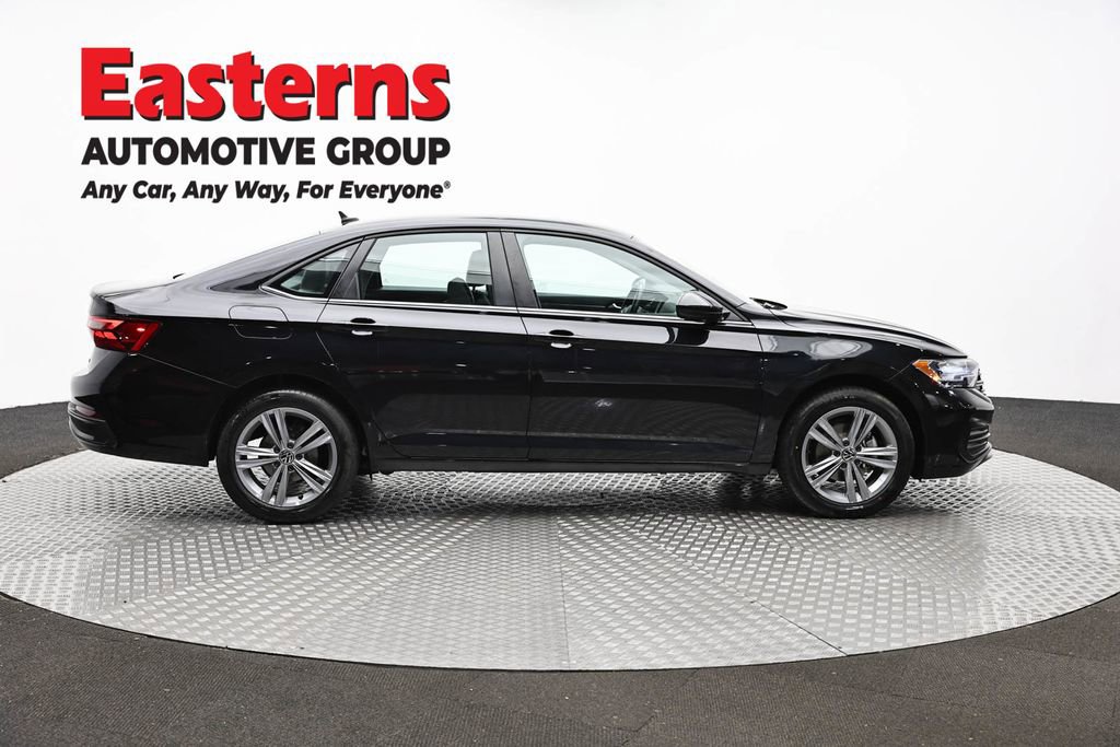 Used 2024 Volkswagen Jetta SE image 3
