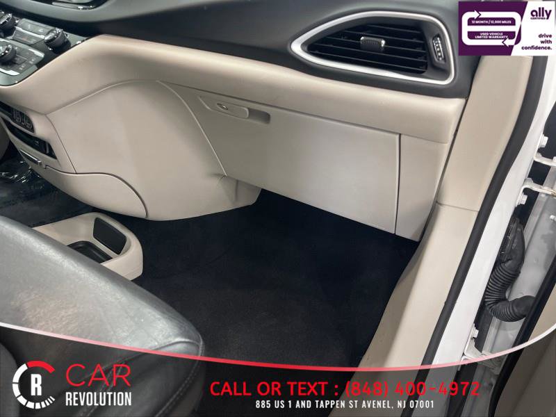 Used 2022 Chrysler Pacifica Touring-L image 47