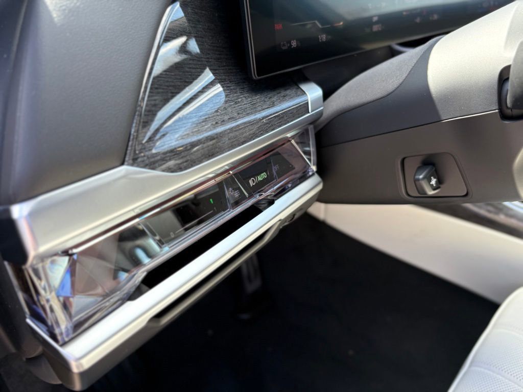 Used 2025 BMW i7 xDrive60 w/ Premium Package image 15