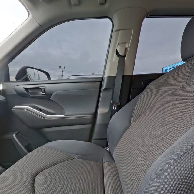 Used 2020 Toyota Highlander LE image 25