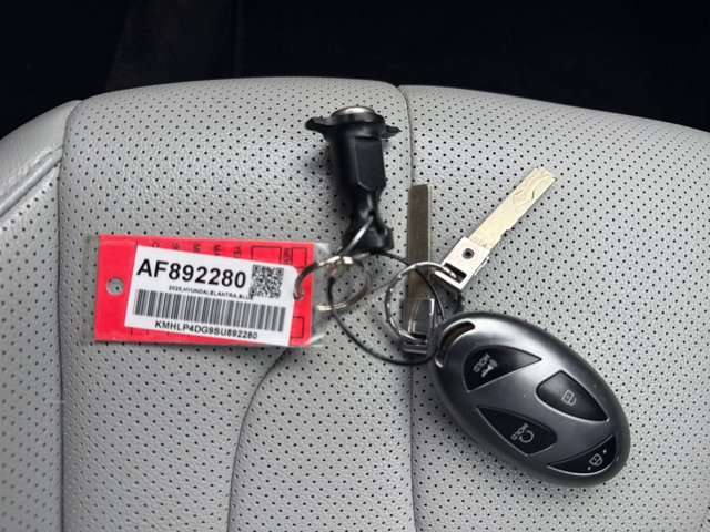 Used 2025 Hyundai Elantra Limited FWD image 17