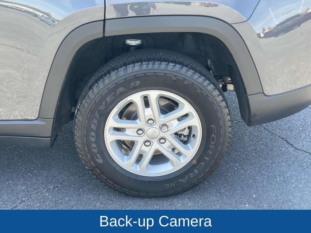 Certified 2025 Jeep Grand Cherokee Laredo w/ Trailer Tow Package image 13