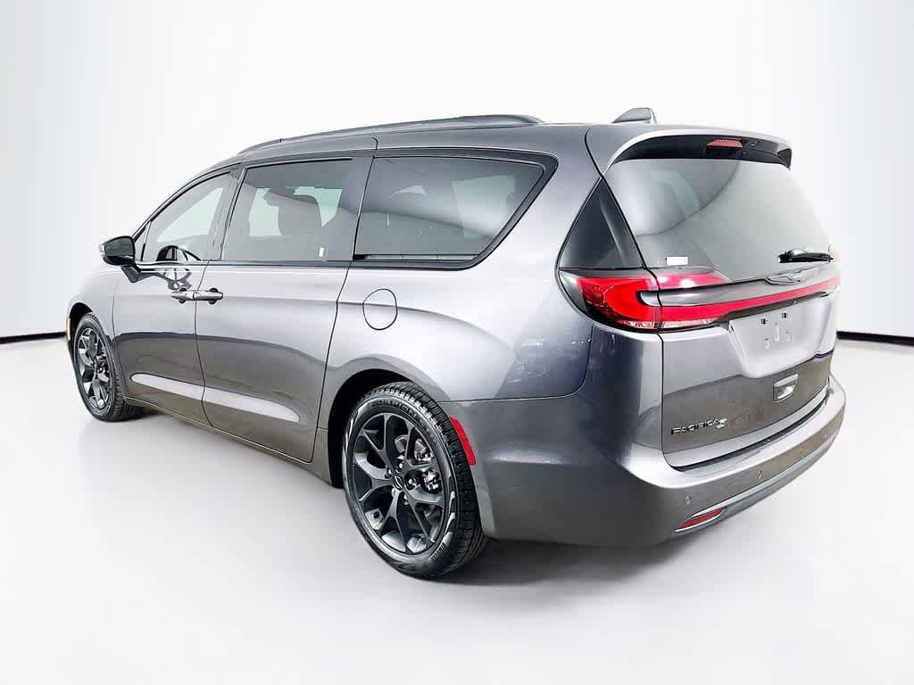 Used 2021 Chrysler Pacifica Touring w/ S Appearance Package FWD image 4