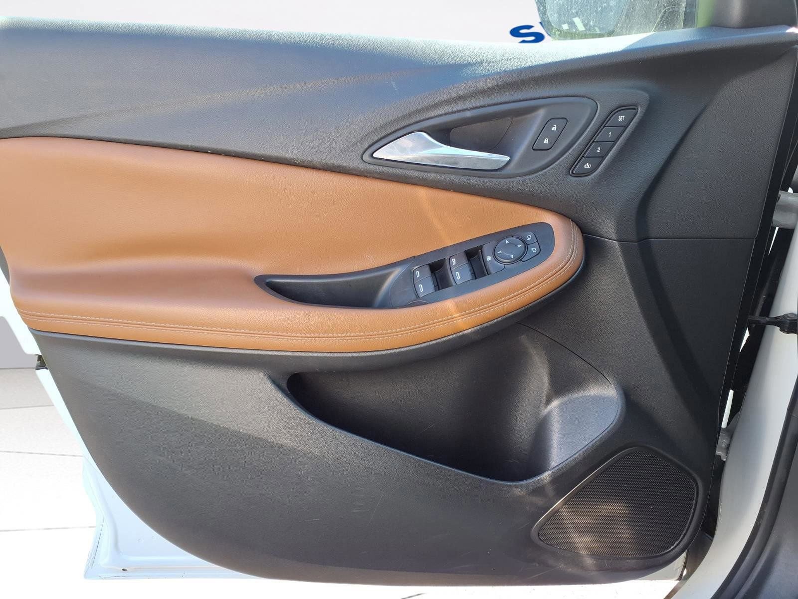 Used 2021 Buick Encore GX Essence w/ Experience Buick Package image 17