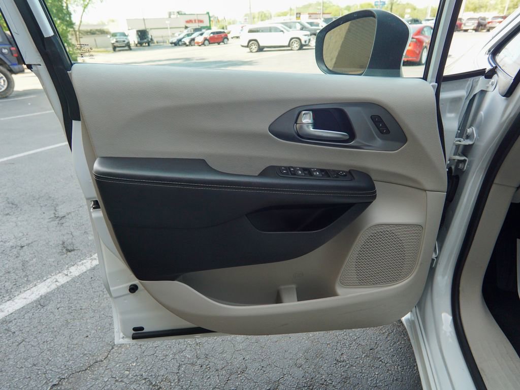 Used 2023 Chrysler Pacifica Touring-L FWD image 18