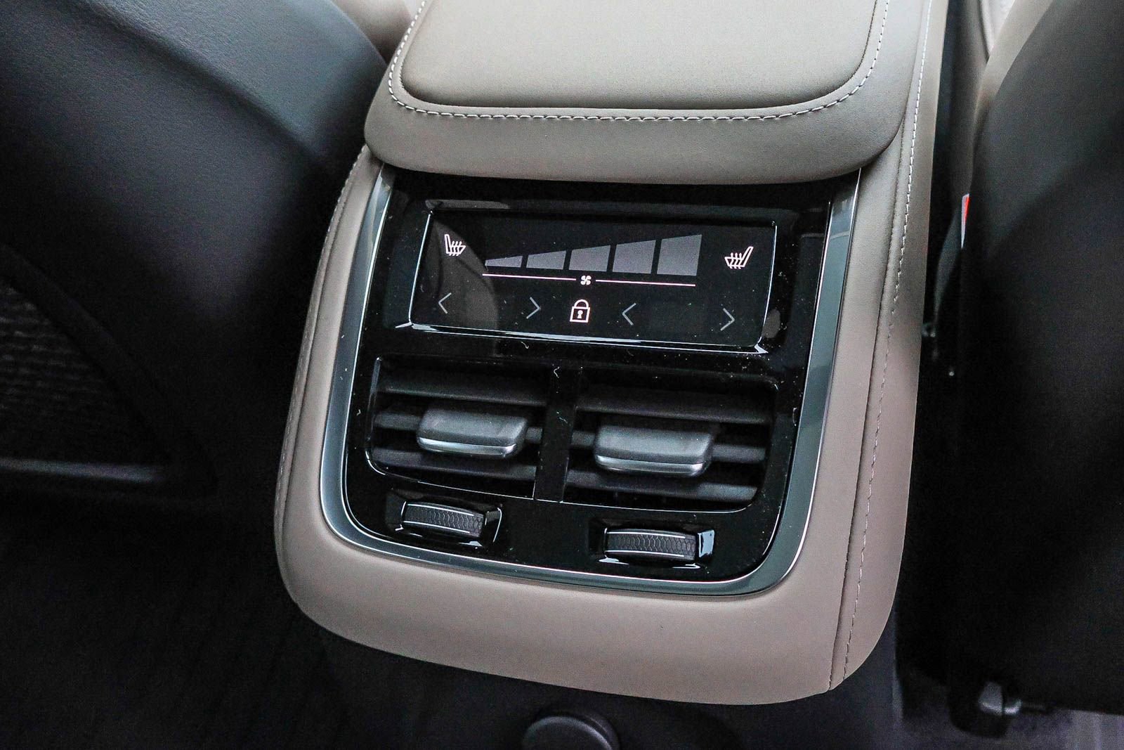 New 2026 Volvo XC90 T8 Plus w/ Protection Package Premier image 20