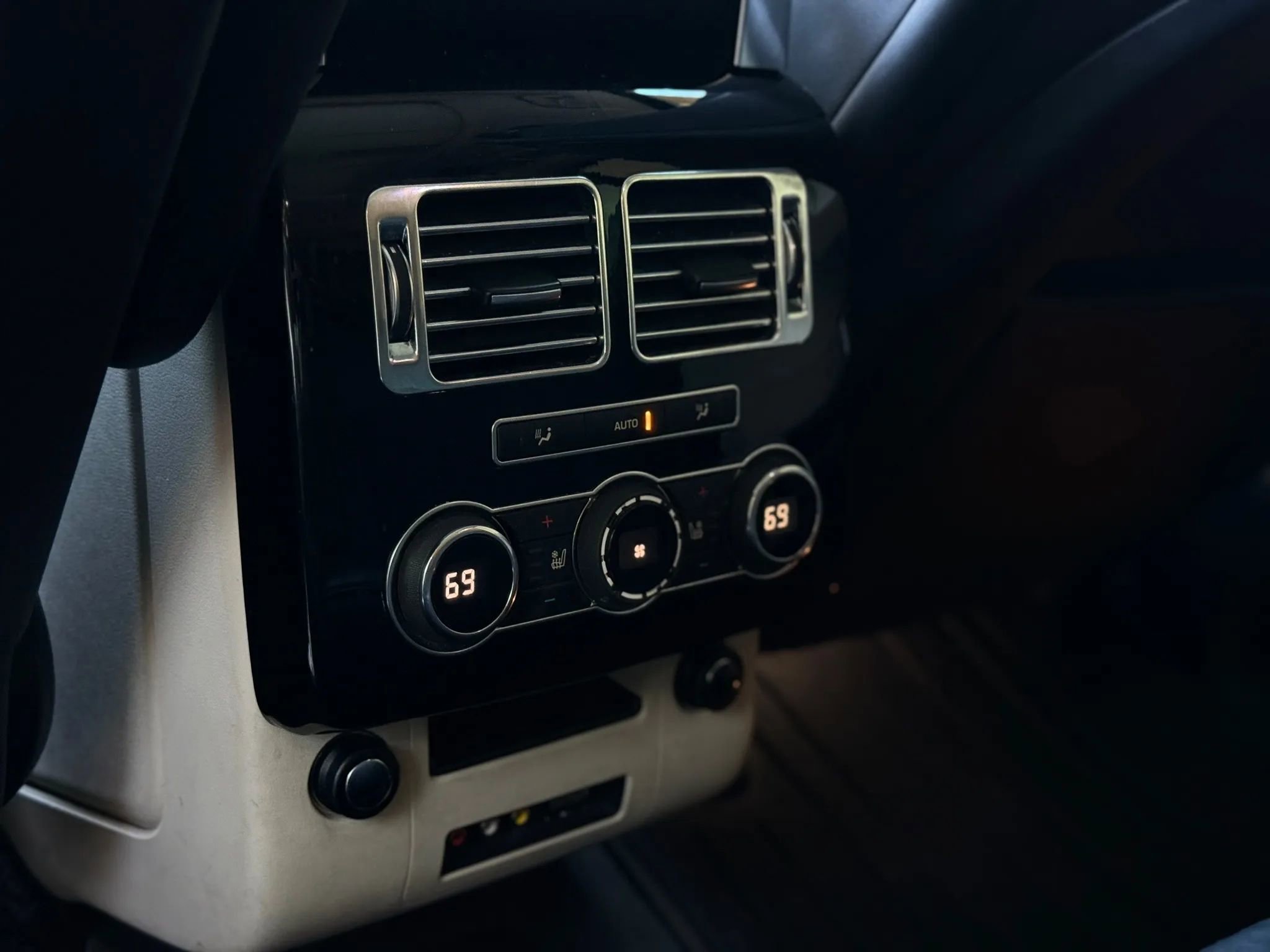 Used 2014 Land Rover Range Rover Supercharged image 32