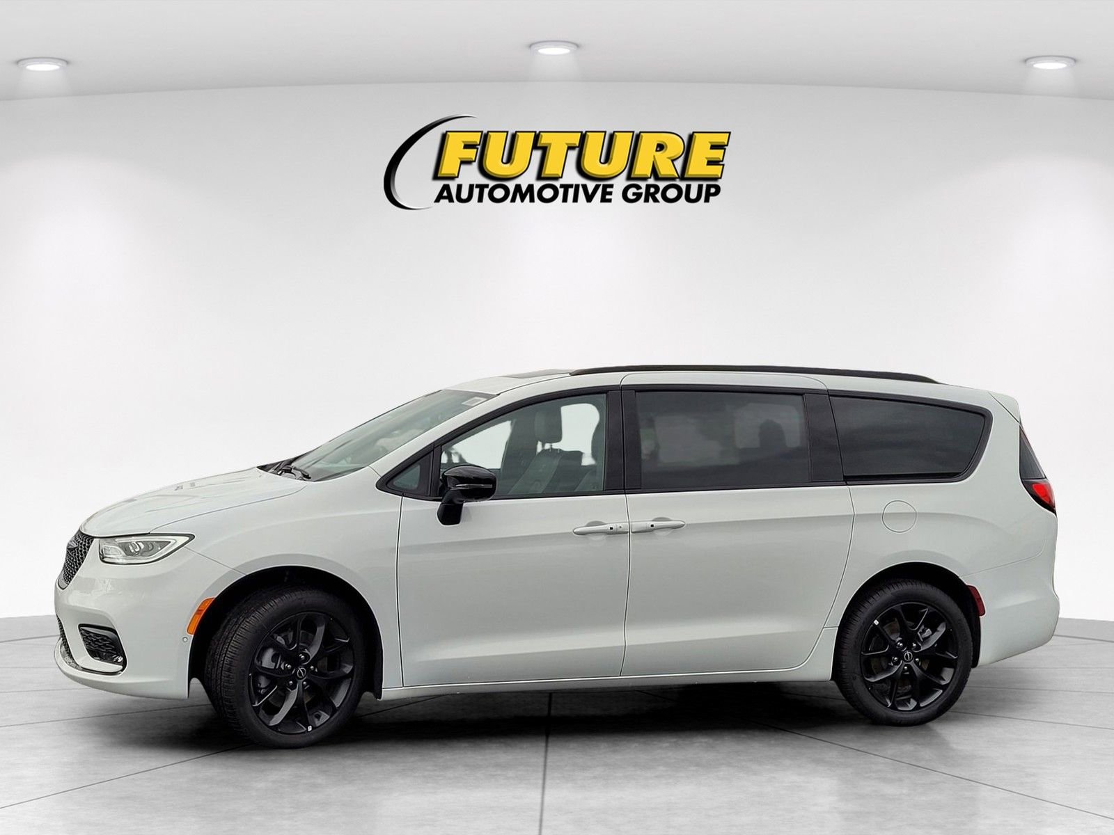 New 2026 Chrysler Pacifica Limited w/ Uconnect Theater Family Group image 7