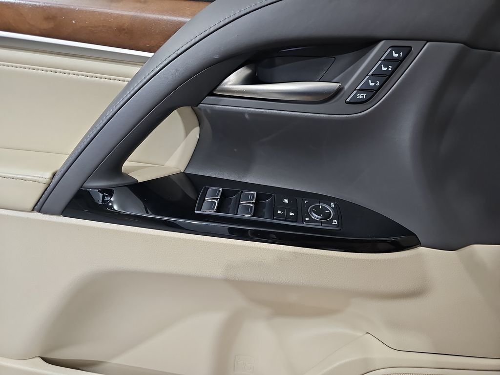 Used 2020 Lexus LX 570 4WD w/ Luxury Package image 30
