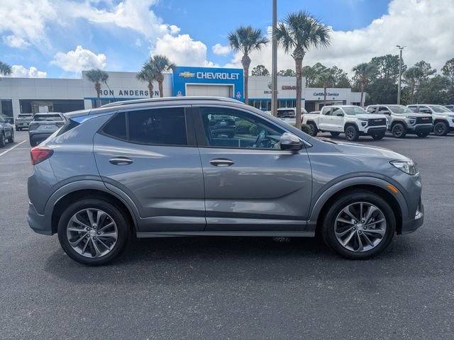 Used 2022 Buick Encore GX Select w/ Sport Touring Package FWD image 2