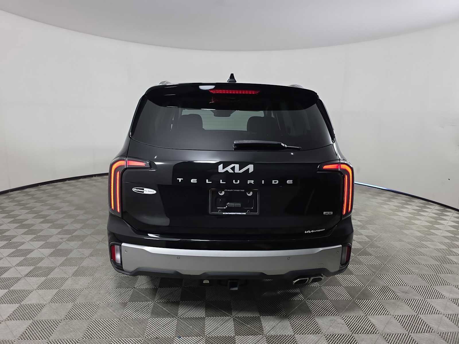 Used 2024 Kia Telluride SX w/ Towing Package image 14
