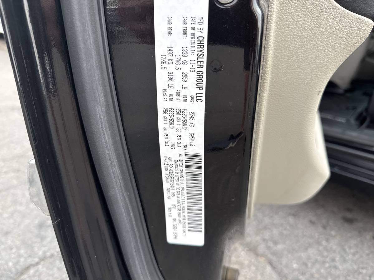 Used 2014 Chrysler Town & Country Touring FWD image 20