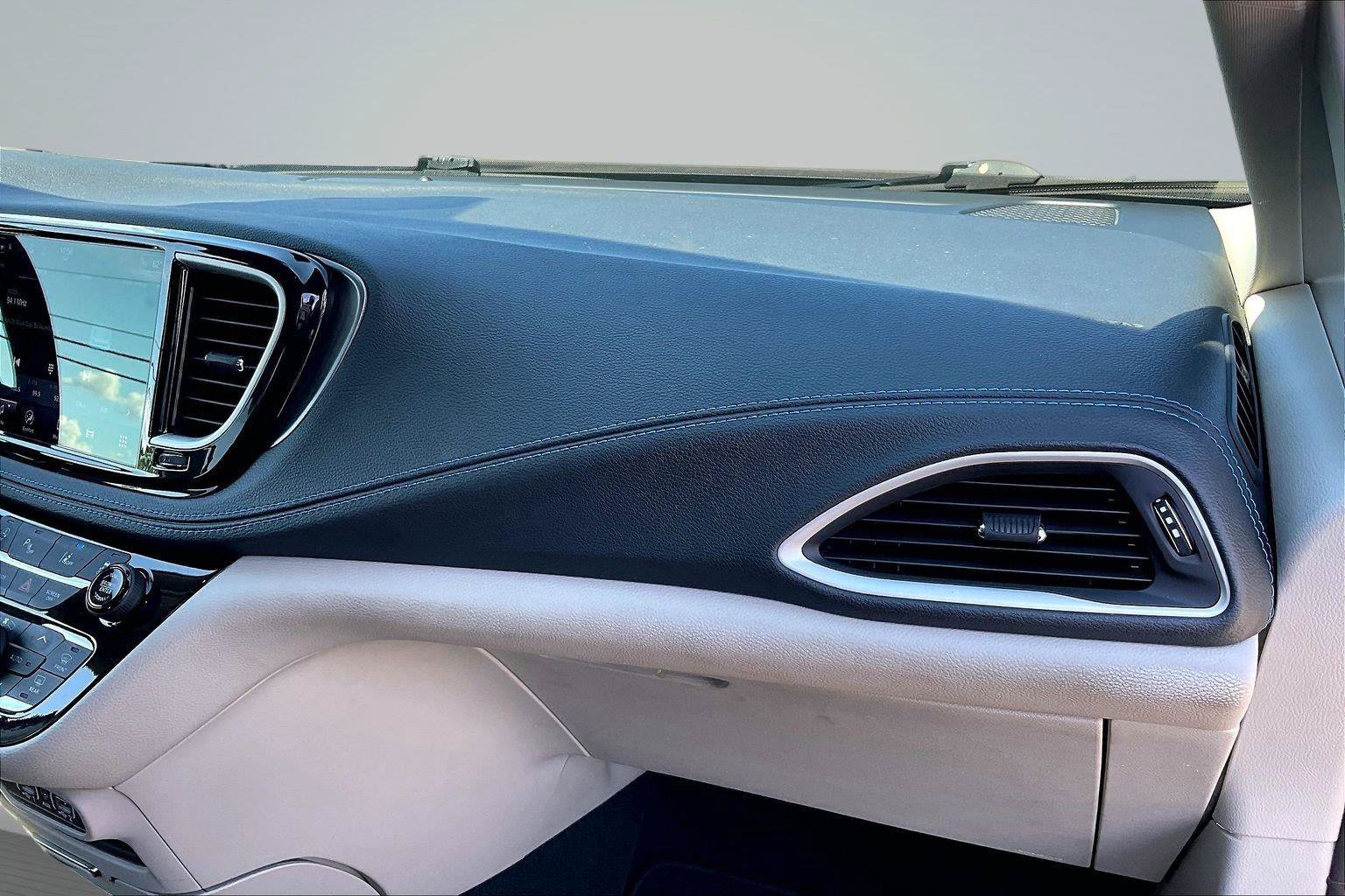 Used 2021 Chrysler Pacifica Touring w/ Cold Weather Group FWD image 16