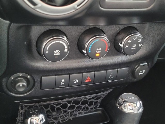 Certified 2015 Jeep Wrangler Unlimited Rubicon w/ Connectivity Group image 10