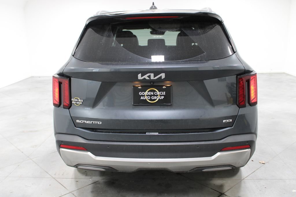 Used 2024 Kia Sorento S image 8