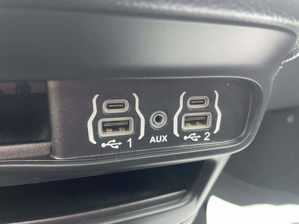 Used 2025 Chrysler Pacifica Select image 22