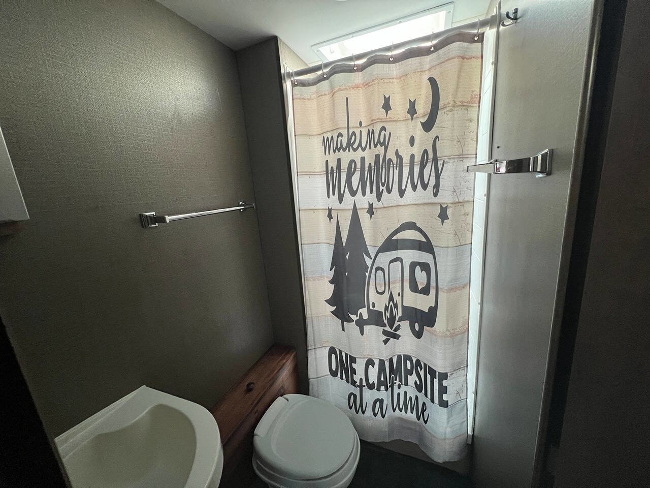 Used 2018 Ford E-350 and Econoline 350 Super Duty w/ Motorhome Prep Package image 31