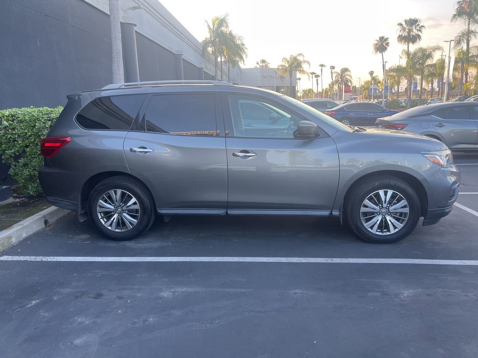 Used 2020 Nissan Pathfinder S image 2