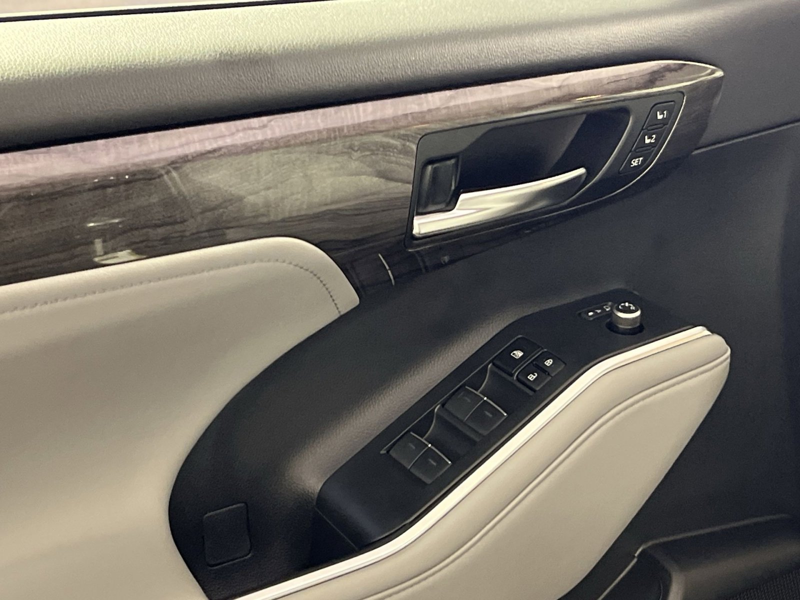 Used 2023 Toyota Highlander Platinum image 15