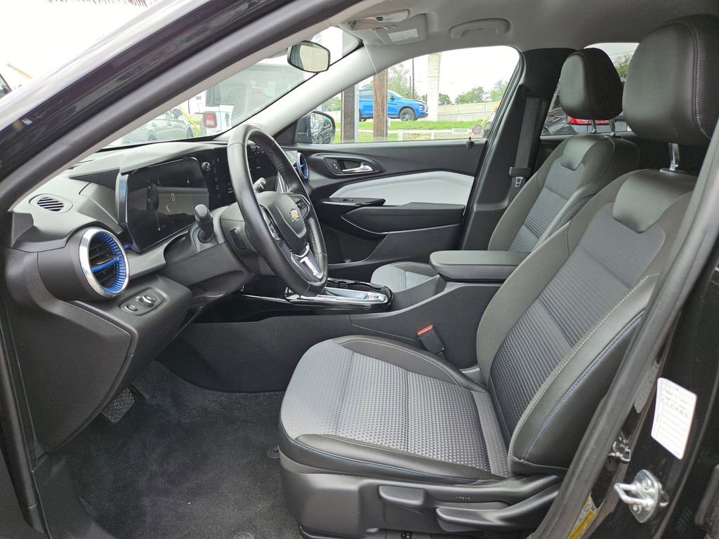 Used 2025 Chevrolet Trax LT w/ LT Convenience Package FWD image 11