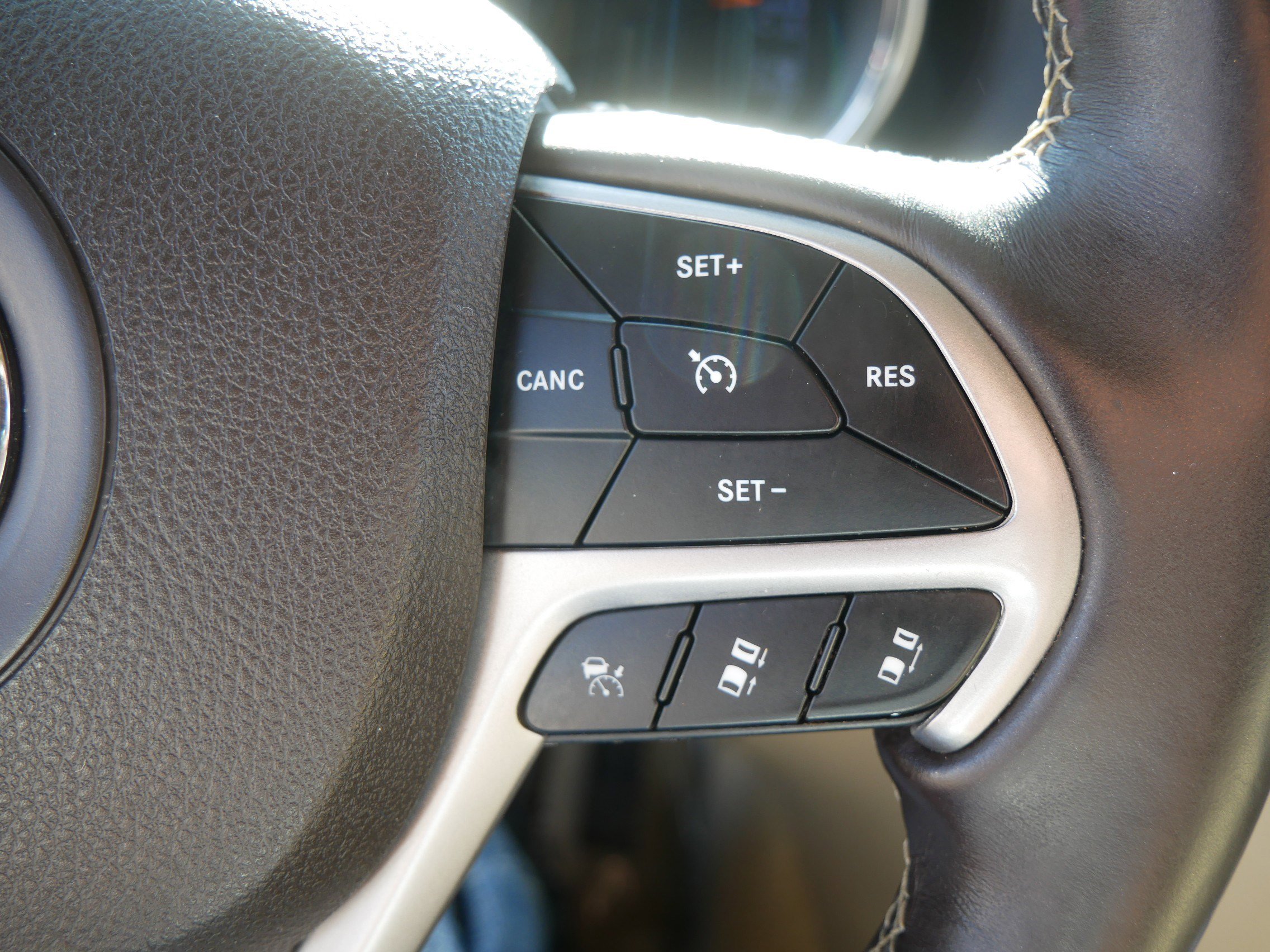 Used 2018 Jeep Grand Cherokee Overland AWD/4WD image 29