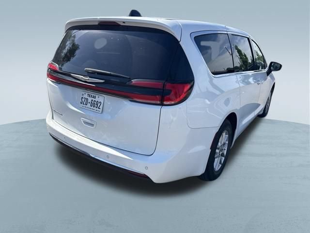 Used 2023 Chrysler Pacifica Touring-L FWD image 9