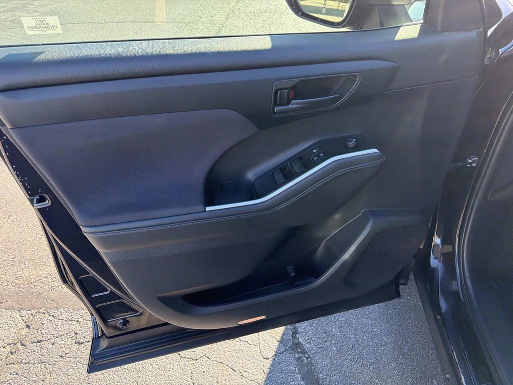 Used 2022 Toyota Highlander L image 20