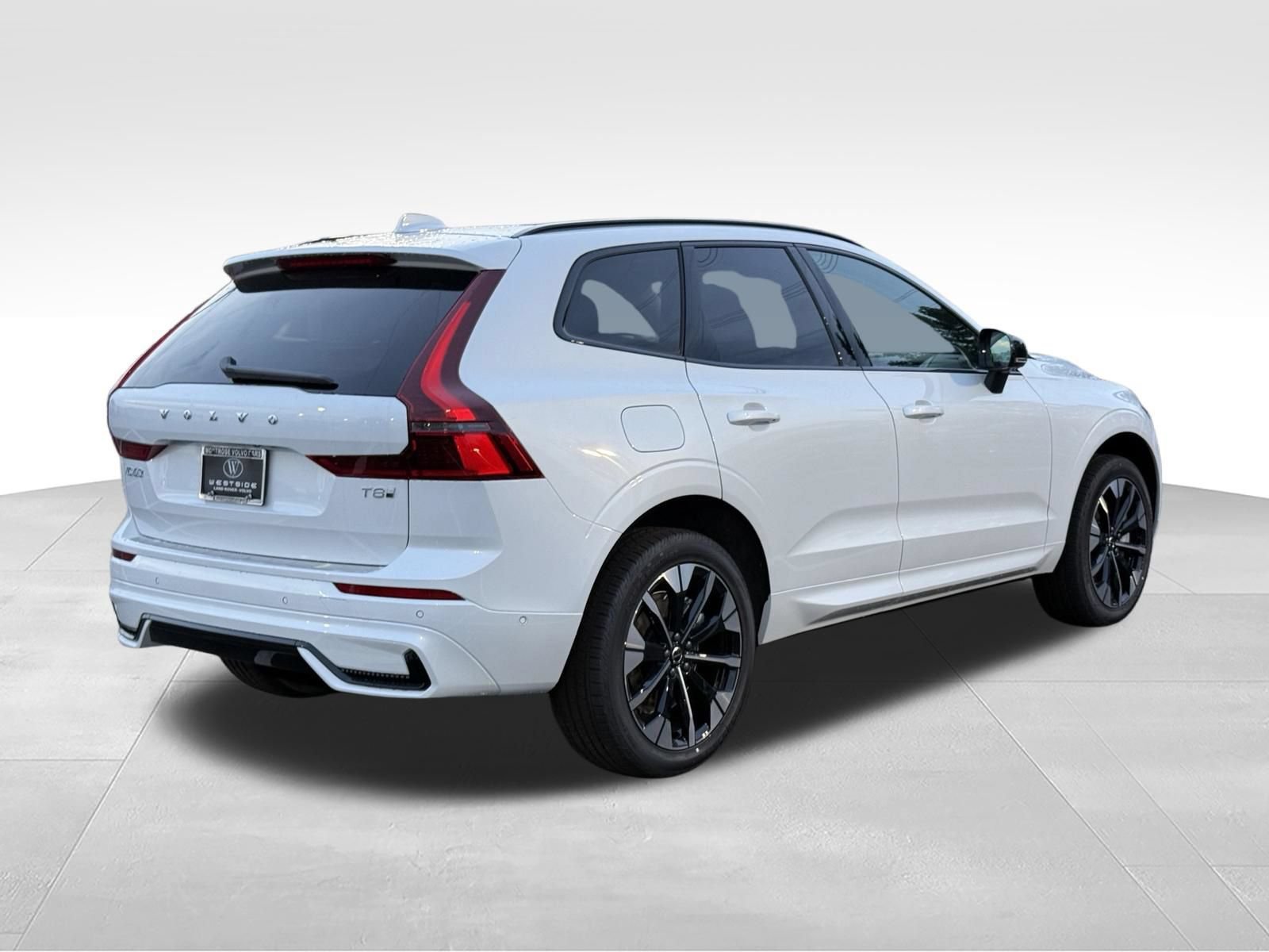 New 2026 Volvo XC60 T8 Plus w/ Climate Package PRO AWD/4WD image 6