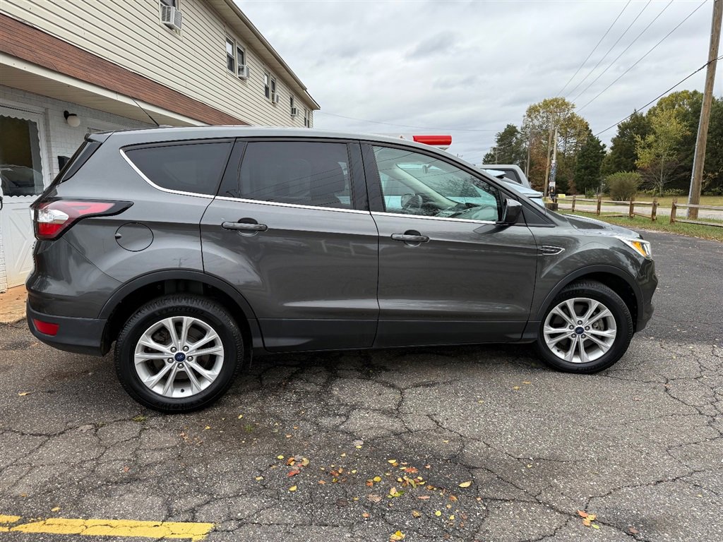 Used 2017 Ford Escape SE image 9