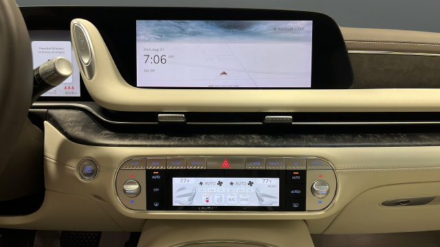 Used 2025 Genesis G90 3.5T AWD/4WD image 13