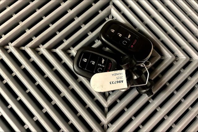 Used 2025 Honda Pilot Touring image 12