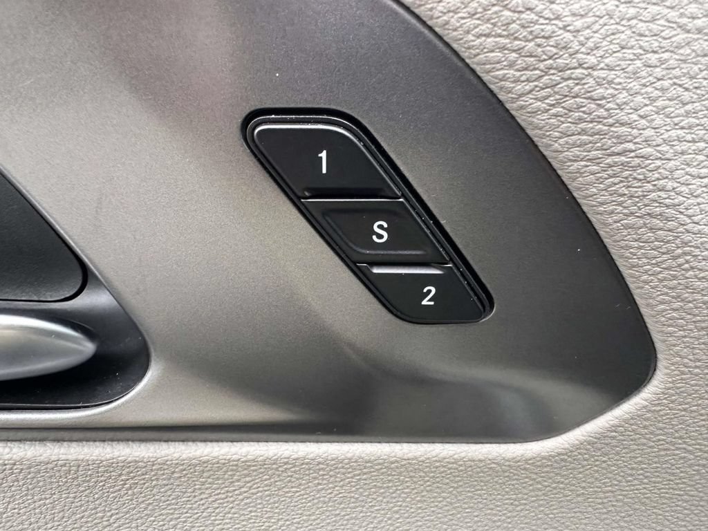 Used 2023 Chrysler Pacifica Touring-L FWD image 10