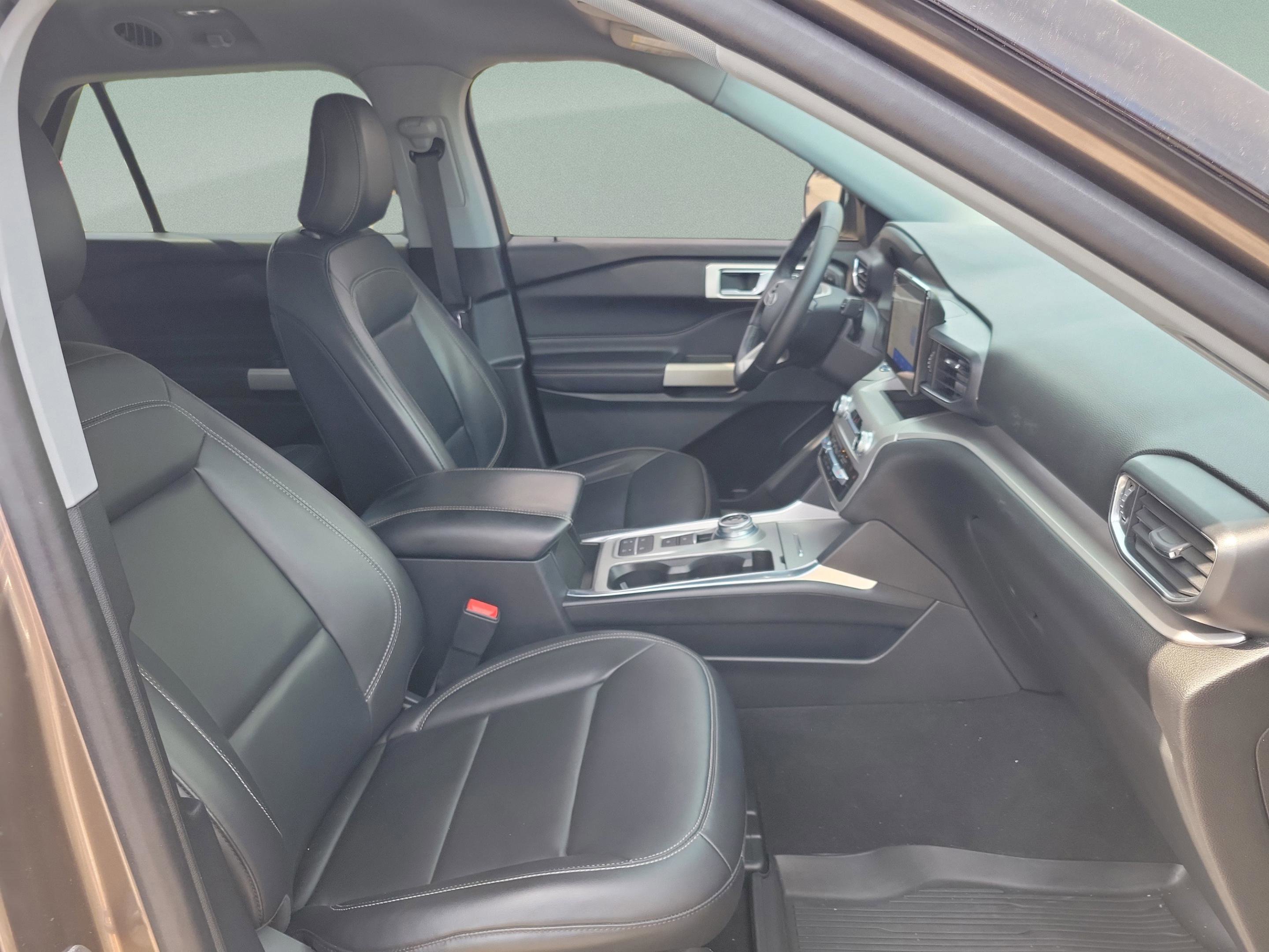 Used 2021 Ford Explorer XLT w/ Equipment Group 202A image 30