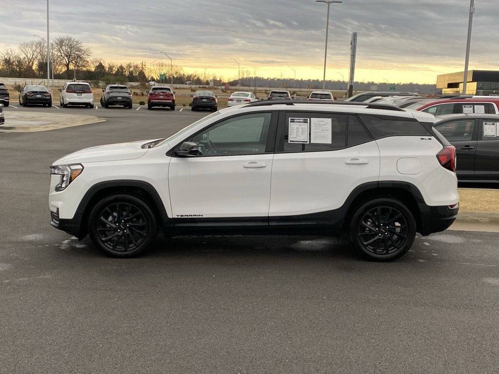 Used 2024 GMC Terrain SLE w/ Driver Convenience Package image 4