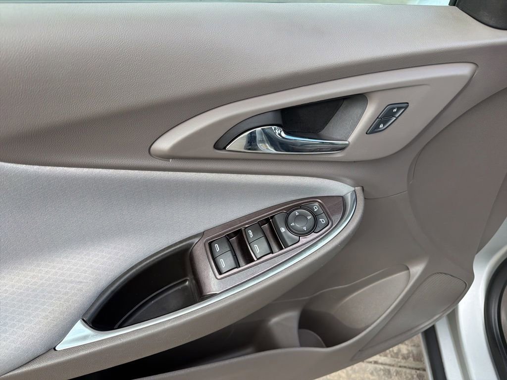 Used 2017 Chevrolet Malibu LT image 14