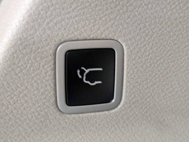 Used 2020 Chrysler Pacifica Touring-L FWD image 13