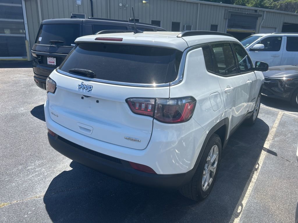 Used 2024 Jeep Compass Latitude image 3