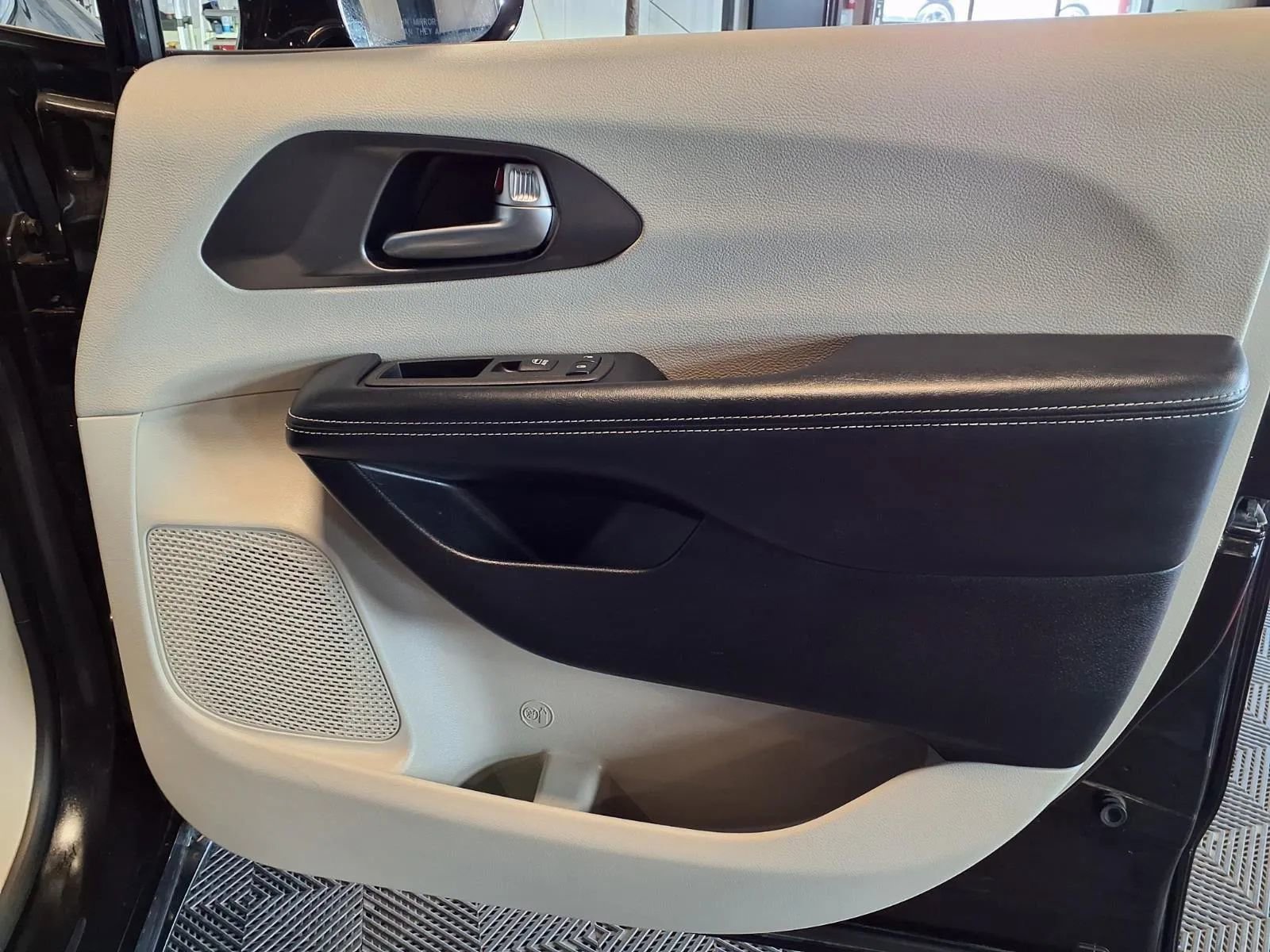 Used 2022 Chrysler Pacifica Touring-L w/ Uconnect Theater Family Group image 12