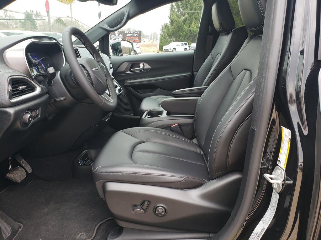 New 2026 Chrysler Pacifica Select image 10