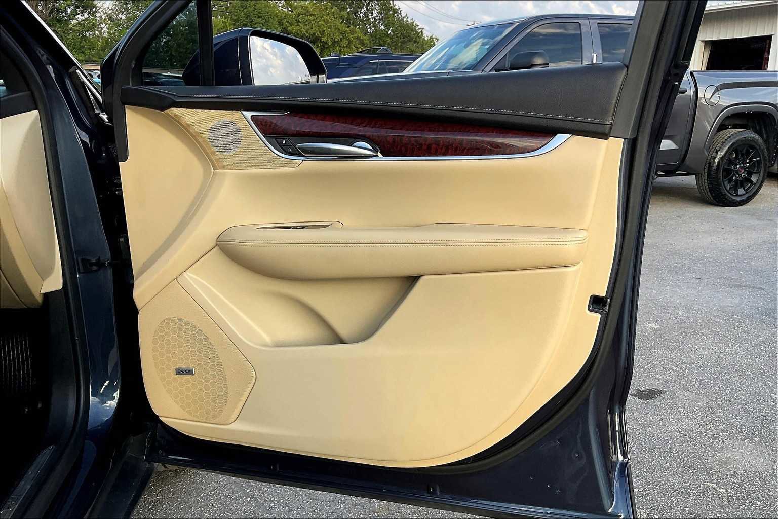 Used 2018 Cadillac XT5 Luxury w/ Driver Awareness Package image 35