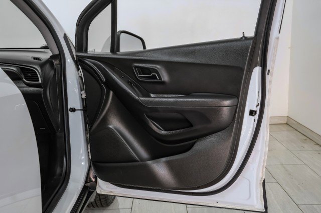 Used 2017 Chevrolet Trax LS image 39
