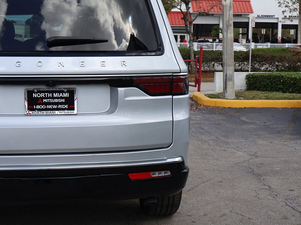 Used 2025 Jeep Wagoneer L Series II w/ 8-pass Seating Package AWD/4WD image 17