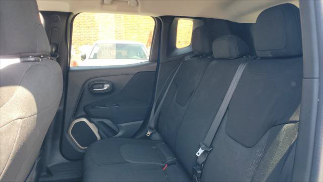 Used 2015 Jeep Renegade Latitude FWD image 11