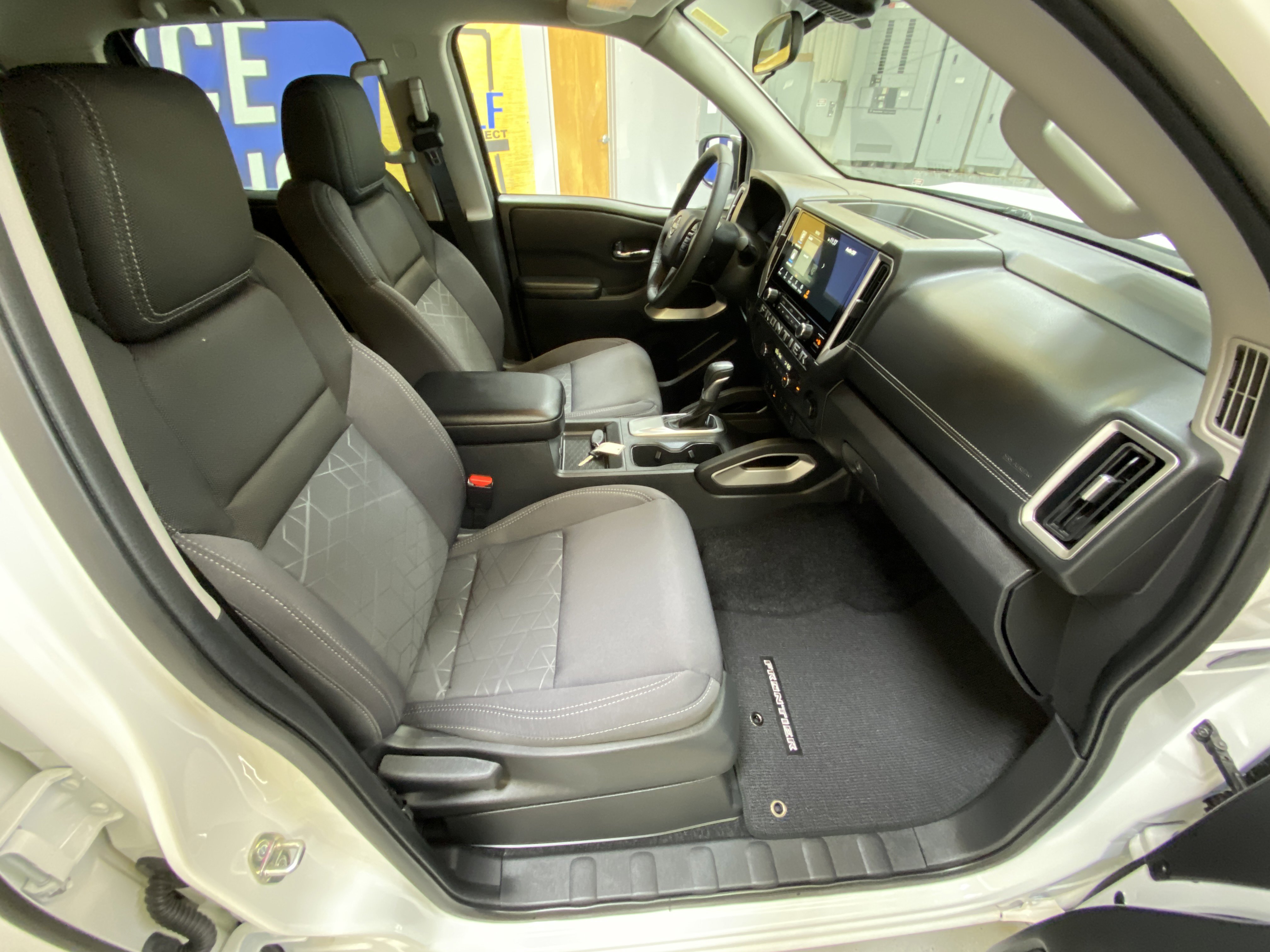 Used 2025 Nissan Frontier SV w/ SV Convenience Package image 24